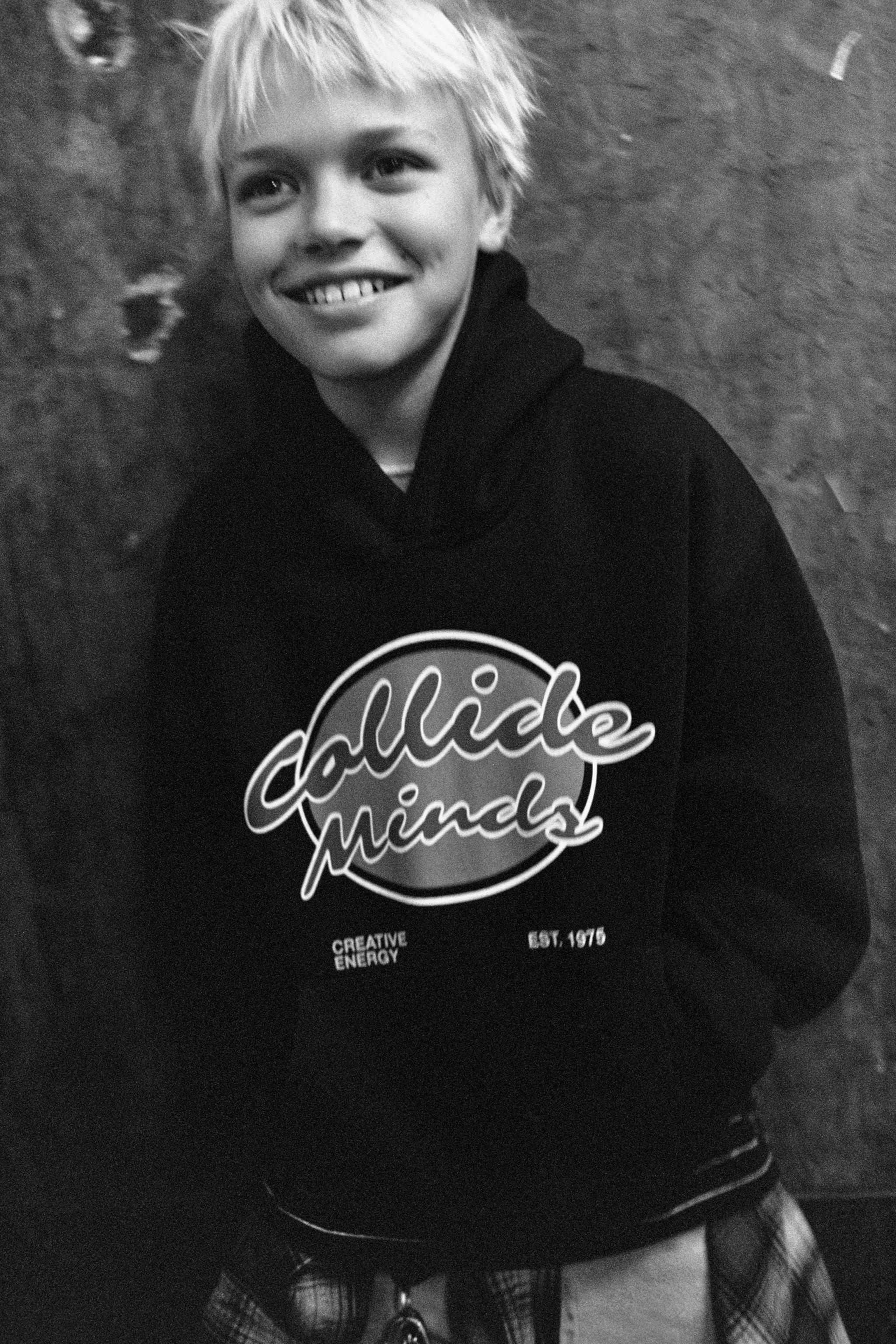 SWEAT À CAPUCHE ET INSCRIPTION